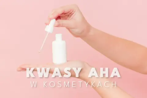 Dłonie trzymają białą buteleczkę z pipetką, sugerując pielęgnację z użyciem kwasy aha.